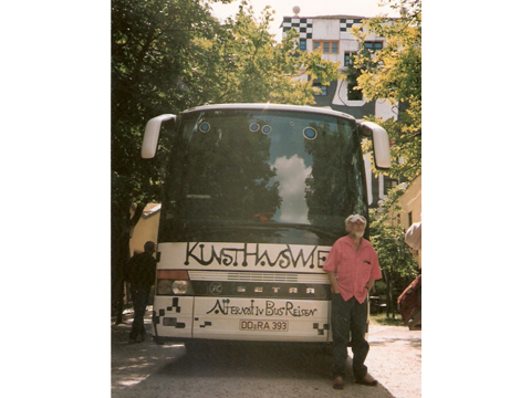 Der Meister vor seinem Bus vor dem KunstHausWien