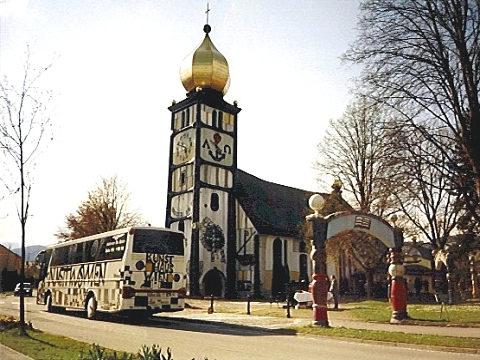 Hundertwasserbus vor der Kirche Sankt Barbara in Bärnbach ...